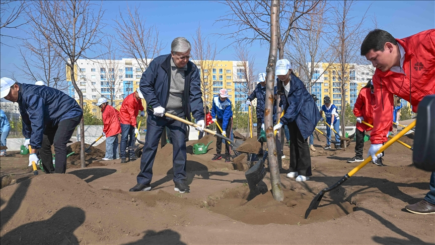 Токаев принял участие в городском субботнике в Астане