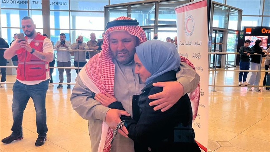 "حلا".. طفلة سورية تعود لحضن والدها بعد فراق 10 أعوام (تقرير)