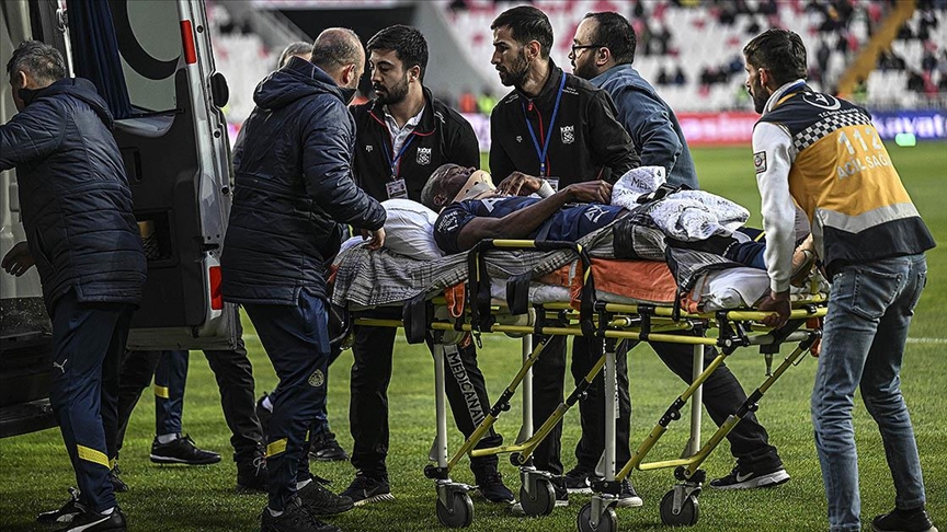 Fenerbahçe'nin Sivasspor ile yaptığı maçta sakatlanan Valencia hastaneye kaldırıldı