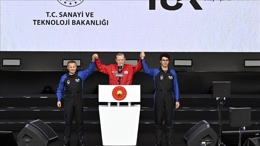 Erdogan presenta a los dos primeros astronautas turcos que serán enviados al espacio en el último trimestre de 2023