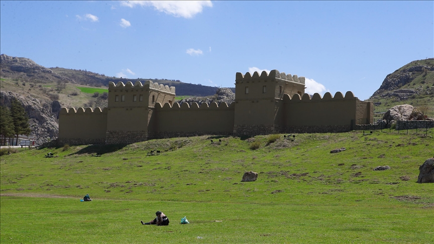 Ostaci drevnog grada Hattusa i njegov zeleni proljetni krajolik kao magnet za turiste