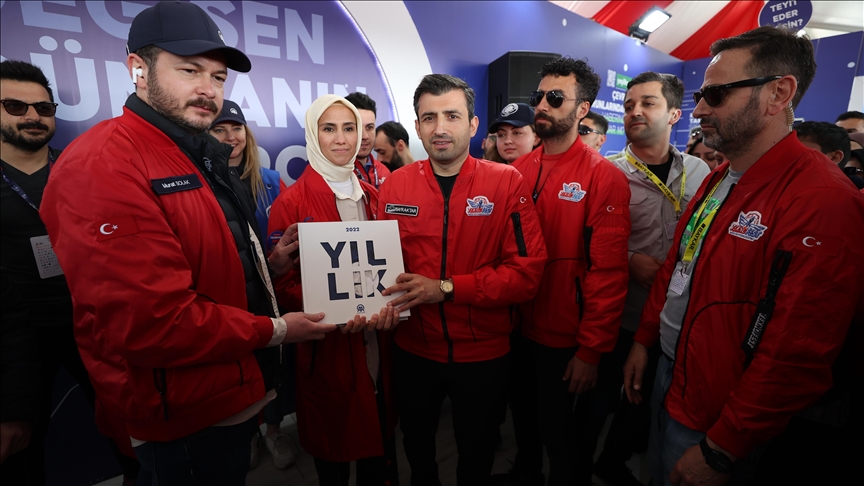 Head of TEKNOFEST organizer Selcuk Bayraktar visits Anadolu's stand in event