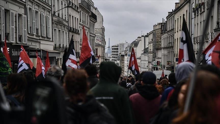 Францию охватила новая волна массовых акций против пенсионной реформы