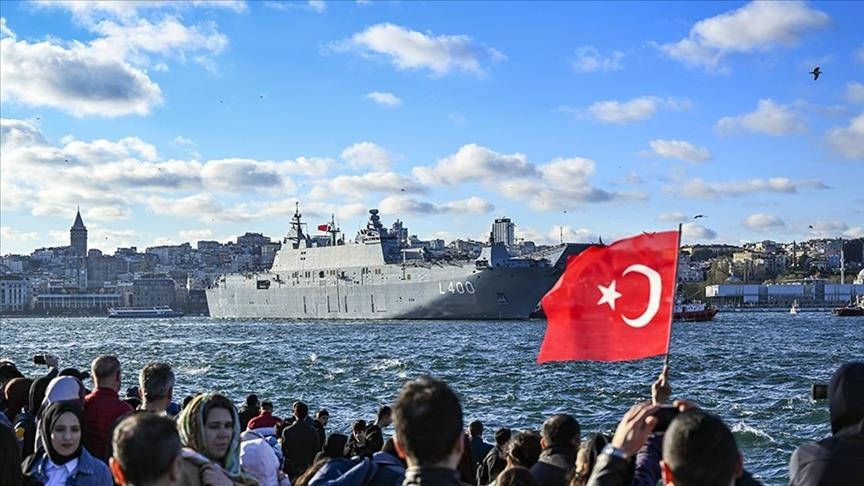 Флагман ВМС Турции взял курс из Стамбула в Измир