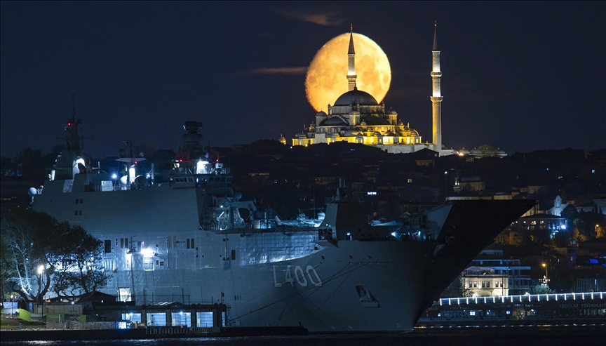 Turkiye: Mjesec iznad ratnog broda "TCG Anadolu" i Fatihove džamije u Istanbulu