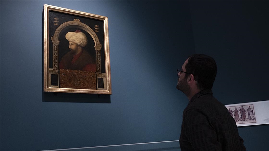 Fatih'in Londra'da sergilenen ünlü portresinin üzerinde "Dünyanın Fatihi" yazıyor