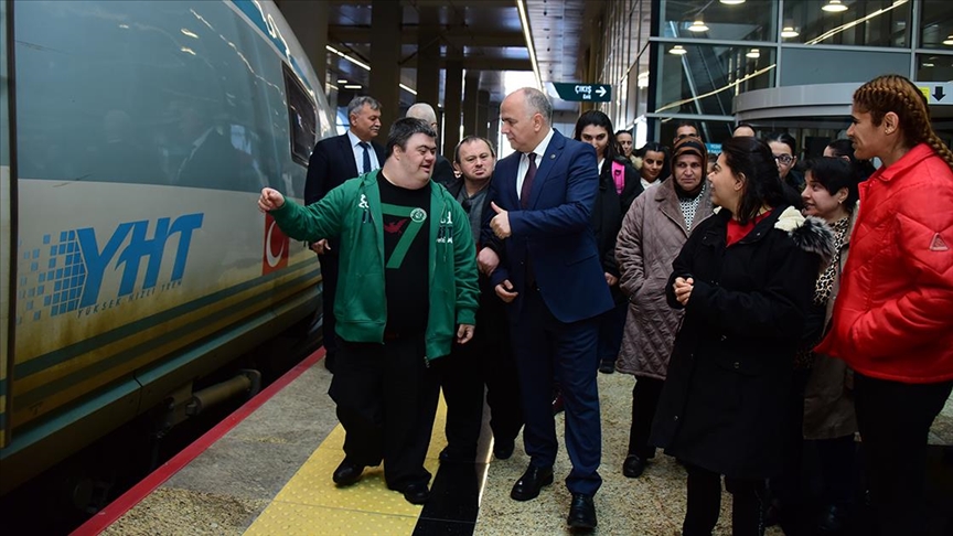 "Hayat Senin" projesi kapsamında özel gereksinimli bir grup ilk defa hızlı trenle seyahat etti