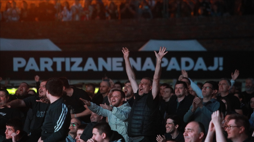 Beograd: Veliki broj navijača na Kalemegdanu prati meč košarkaša Partizana protiv Real Madrida