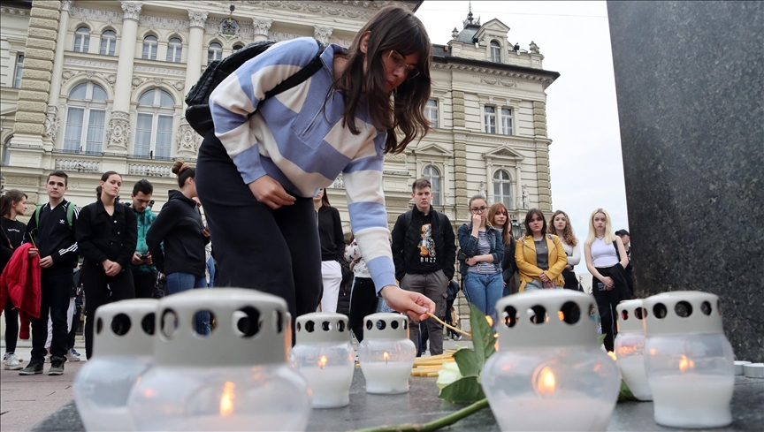Novosađani paleći sveće te ostavljajući cveće i igračke odali počast žrtvama pucnjave u Beogradu