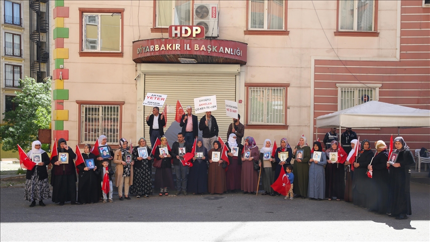 Diyarbakır annelerinin oturma eylemine destek ziyaretleri sürüyor