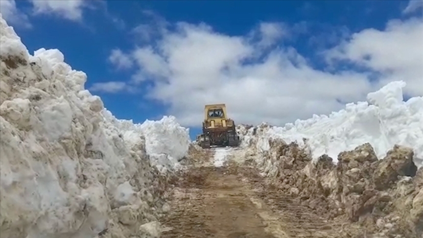 Gümüşhane'de karla kaplı Kadırga Yaylası yolu ulaşıma açıldı