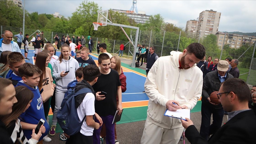 BiH: Jusuf Nurkić mladima Tuzle poklonio košarkaško igralište