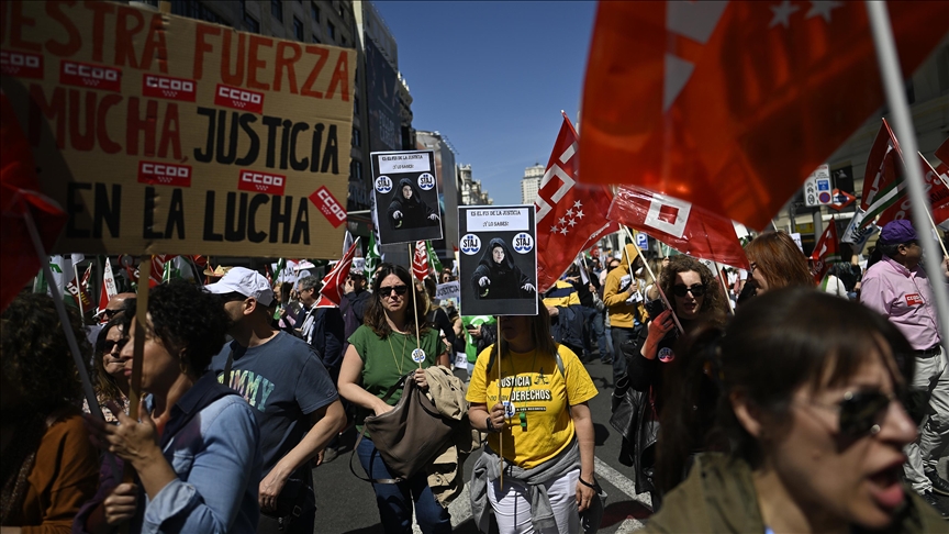 El número de desempleados en España se reduce en 73.890 personas (-2,58%) en abril