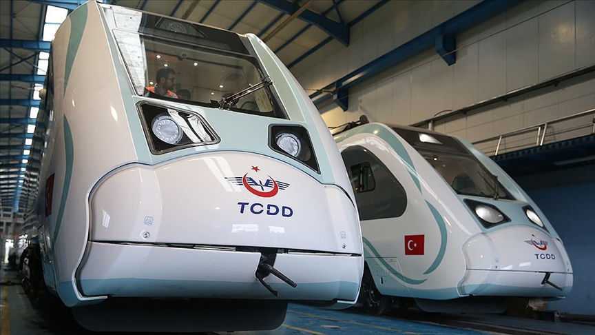 В Стамбуле открыли для ознакомления первый отечественный электропоезд