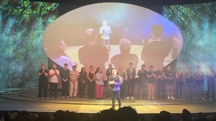 "Saatleri Ayarlama Enstitüsü" gala gösteriminde sanatseverlerle buluştu