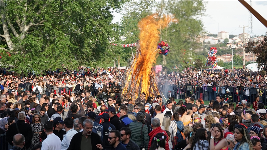 Edirne'de geleneksel "Kakava ateşi" yakıldı