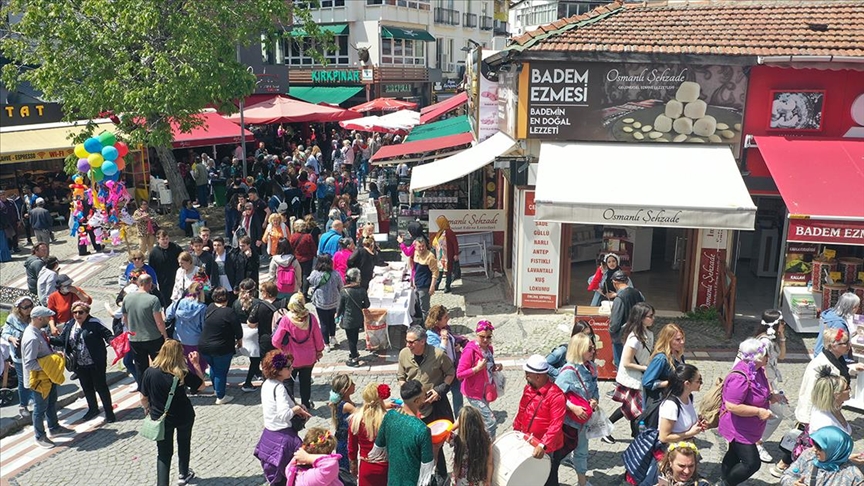 Kakava Şenlikleri için gelen turistler ciğercilerin önünde uzun kuyruklar oluşturdu