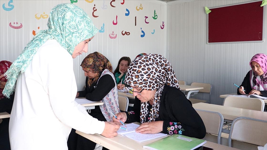Konteynerde yaşayan kadınlar ilk kez okuma yazma ve Kur'an öğrenme imkanı buldu
