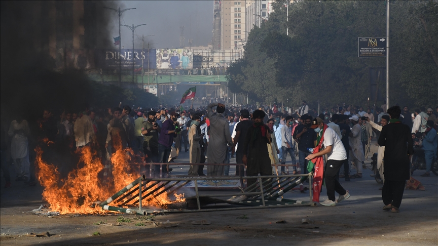 Pakistan'da İmran Han'ın tutuklanmasının ardından başlayan protestolarda 1 kişi öldü