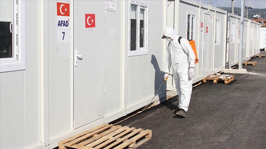 Hatay'da depremzedelerin kaldığı konteyner ve çadır kentler düzenli ilaçlanıyor