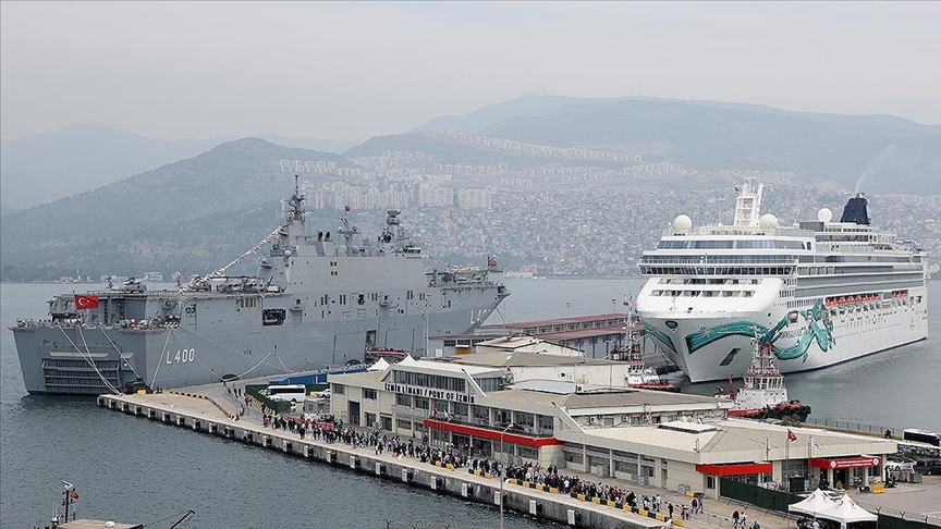 İzmir'de TCG Anadolu'nun yanına 2298 yolculu kruvaziyer demirledi