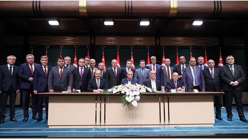 Эрдоган: Минимальный оклад госслужащих в Турции составит 15 тыс. лир