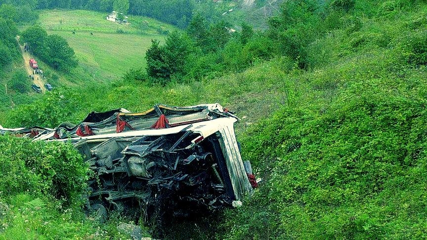 Hindistan'da yolcu otobüsünün köprüden düşmesi sonucu 23 kişi öldü