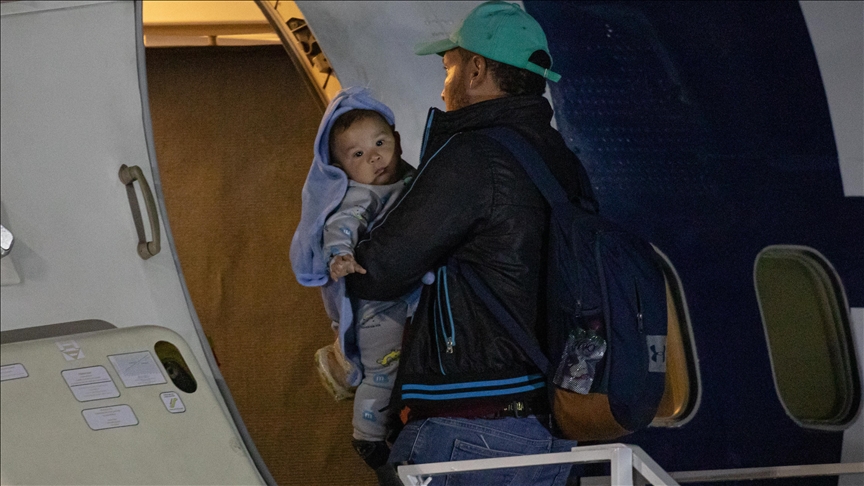 Regresan a casa 115 migrantes venezolanos varados en frontera Chile-Perú