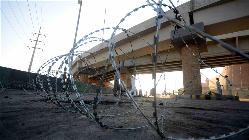 Gjykata e Pakistanit dërgon ish-kryeministrin Khan në paraburgim policor, rritet numri i të vdekurve mes protestave