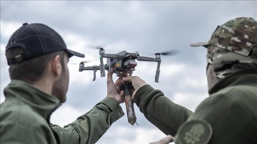 Des soldats ukrainiens s'entraînent à lancer des bombes à l'aide d'un "drone"