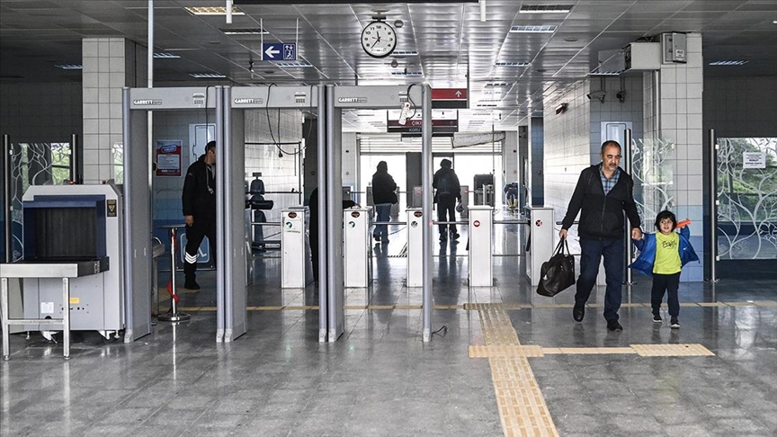 Başkentte aşırı yağış nedeniyle su basan metro istasyonları kullanıma açıldı