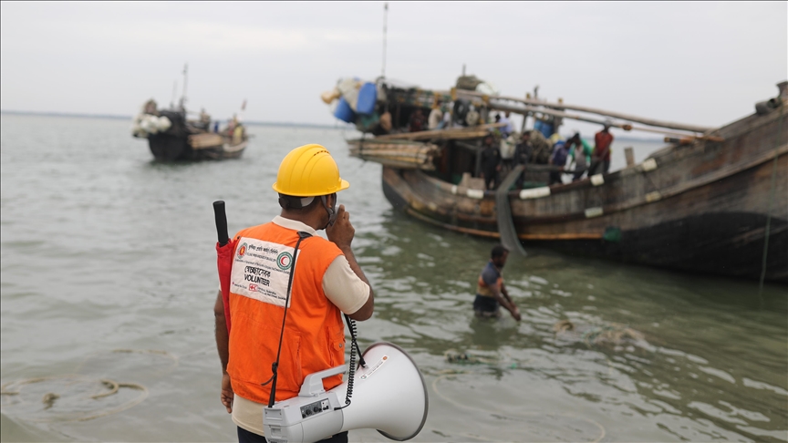 As cyclone nears, Bangladesh issues highest danger alert