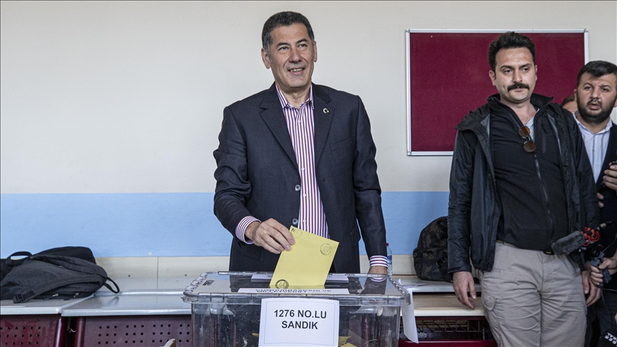 El candidato presidencial de la Alianza Ata emite sus votos en la capital de Türkiye, Ankara