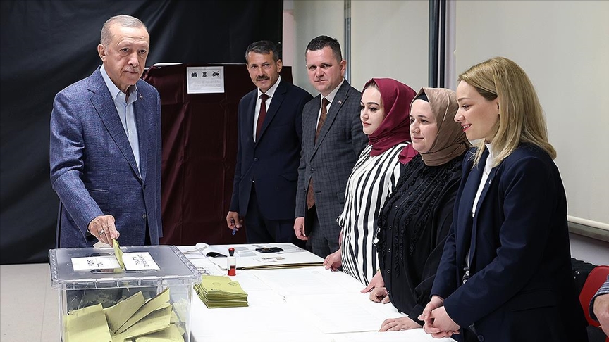 Erdogan y su esposa emiten sus votos en Estambul durante las elecciones presidenciales y parlamentarias del país