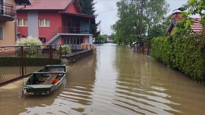 Crveni križ FBiH: Isušivači, pumpe za ispumpavanje vode, deke i hrana na putu za USK