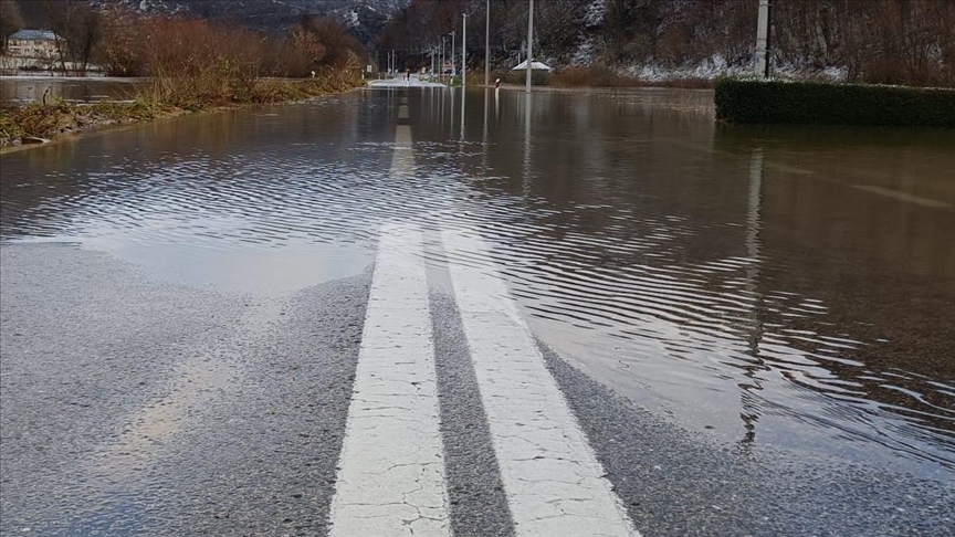 BiH: Zbog izlijevanja vode obustavljen saobraćaj na širem području Kulen Vakufa