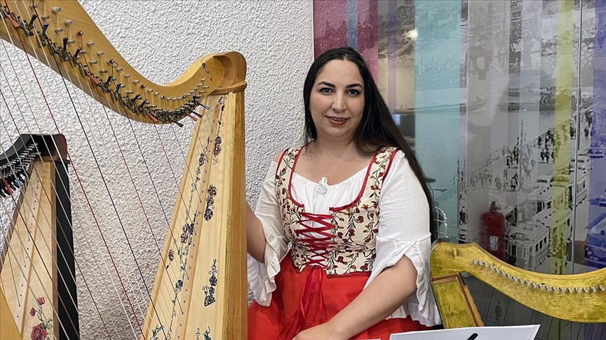 Arp: Meleklerin Doğayı Anımsatan ve İyileştiren Çalgısı 12 Müzisyen Zeynep Öykü, hem çaldığı hem üretimini yaptığı arp ile dünyayı geziyor