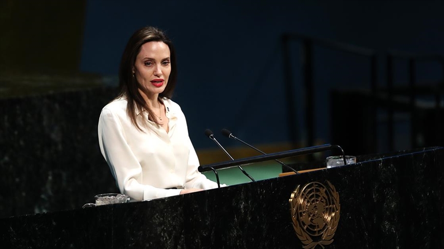 Angelina Jolie, mülteciler ve dezavantajlı gruplara destek için moda dünyasına atıldı