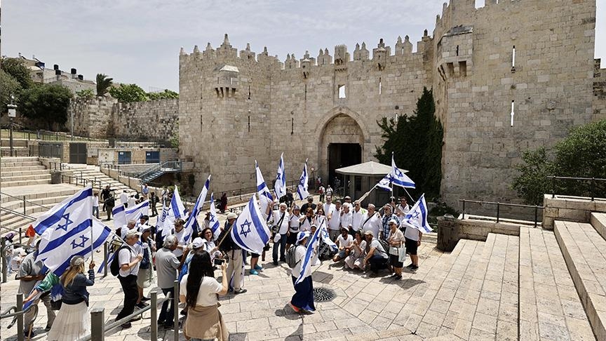 القدس.. عشرات الإسرائيليين يشرعون في "مسيرة الأعلام" 