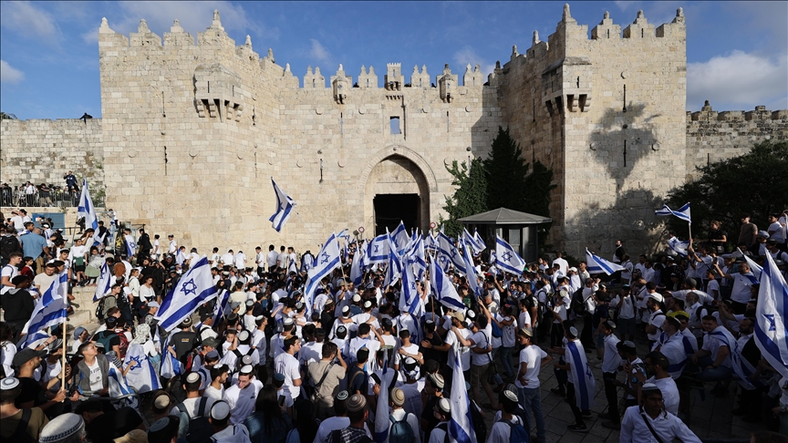 Tensions high as thousands of far-right Israelis march in Jerusalem