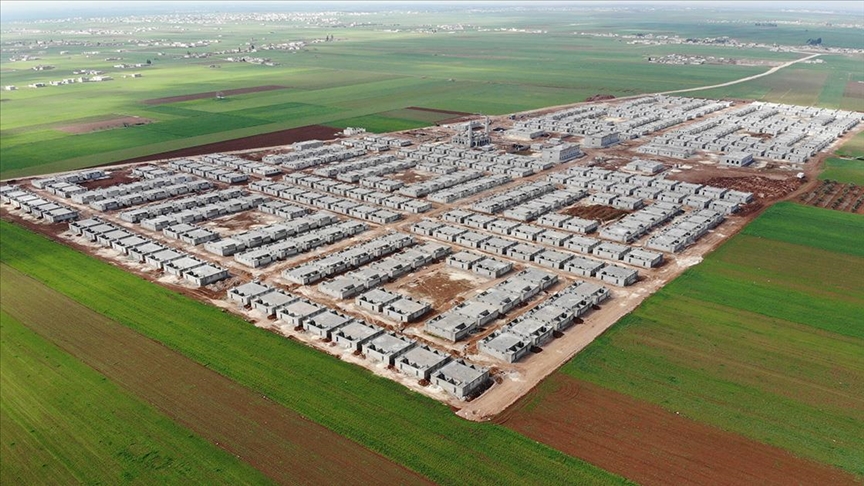 Suriyelilerin eve dönüşü için ülkenin kuzeyindeki briket ev yapımları hızla devam ediyor