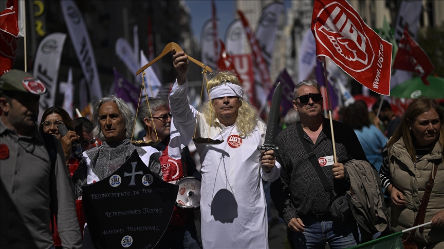 Court officials begin indefinite strike in Spain