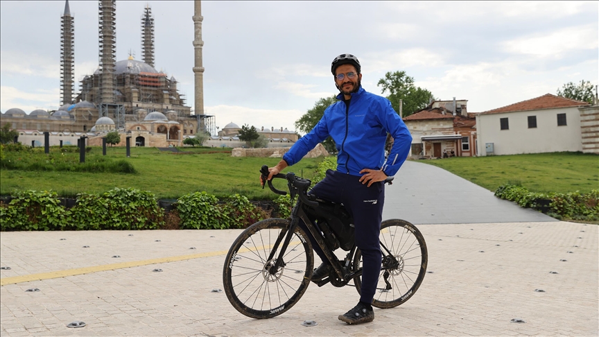 French cyclist on cross-country trek reaches Türkiye to raise awareness of global warming