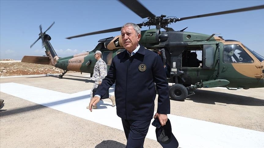 وزير الدفاع التركي يتفقد الشريط الحدودي مع سوريا