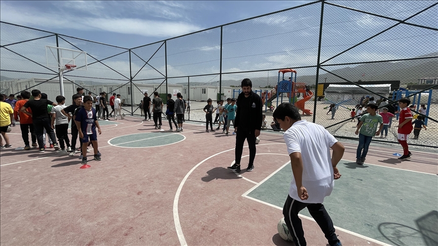 Depremzedeler için futbol antrenörleri konteyner kentte çocuklara eğitim veriyor