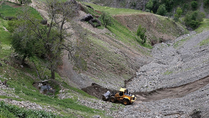 Bitlis'in Mutki ilçesinde sel, köy yolları ve altyapılarda hasara neden oldu 