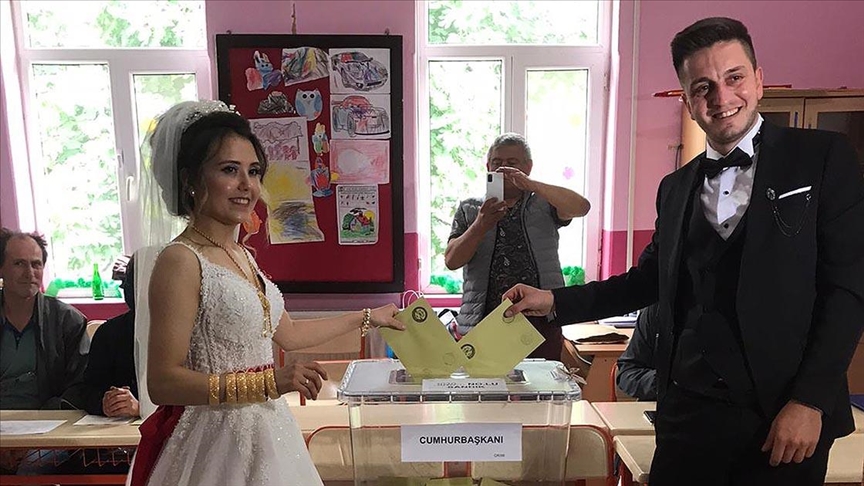 Oy kullanmaya gelinlik ve damatlıkla geldiler