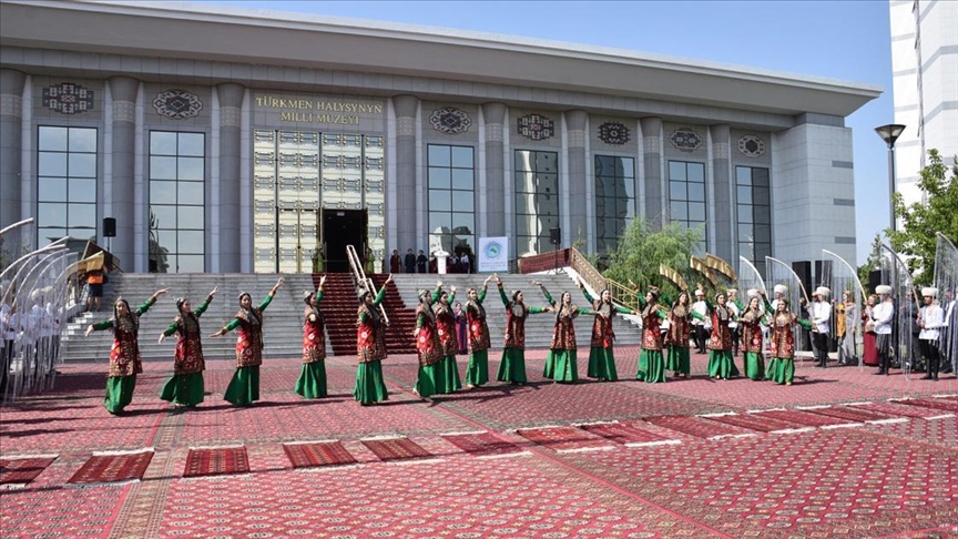 Türkmenistan'da "Halı Bayramı" kutlandı