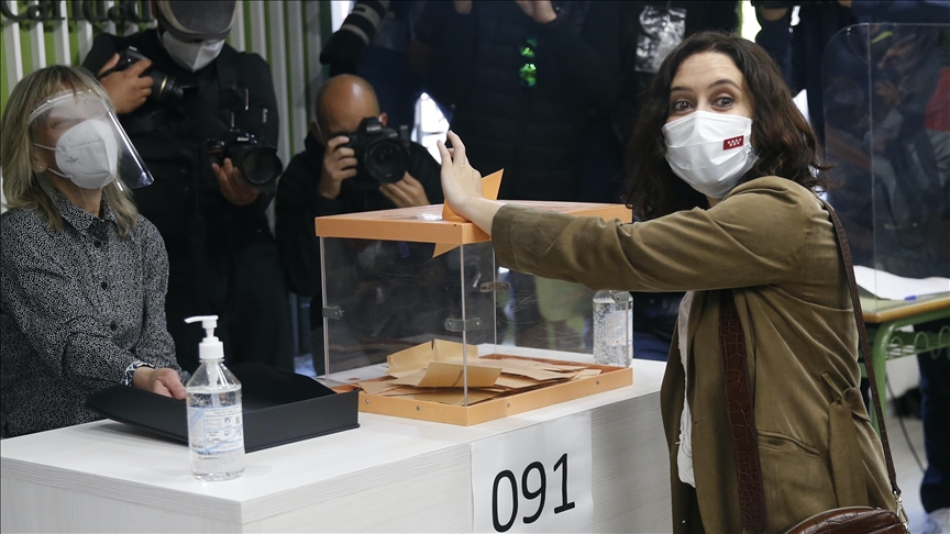 Abren los colegios electorales en las elecciones municipales y autonómicas de España