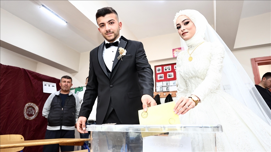 Zgjedhjet në Türkiye, çifti i ri voton para kurorëzimit